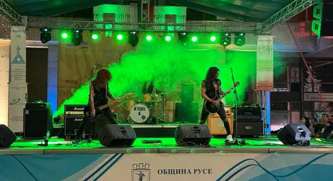 Хард рок, огнено шоу и моторен рев взривиха публиката на &bdquo;Green Rock Fest&ldquo;,  Джони Джоели пя в дует с 11-годишната русенка Дария Стефанова