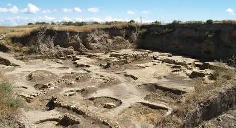 Погребение на лекар-комарджия от II в. разкриха край Дебелт