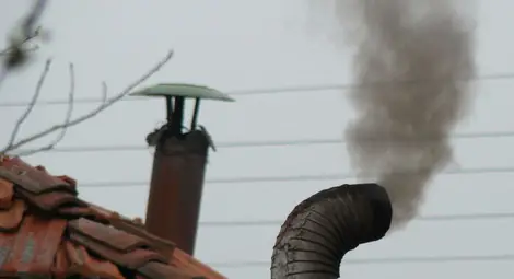 Бедна жена глобена за горене на парцали в кюмбето Бедна жена глобена за горене на парцали в кюмбето