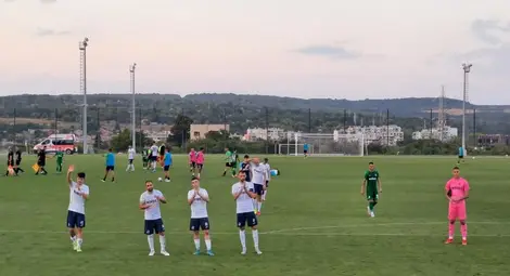 Футболисти на &bdquo;Дунав&ldquo; благодариха за подкрепата на феновете си.  Снимка: Васил ТОДОРОВ