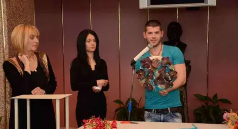 Булчински букет от брезова кора и орхидеи показа виден флорист