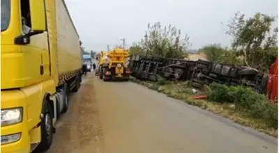 Катастрофа между пътнически бус и два тира