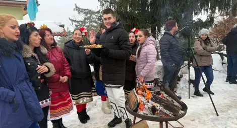 Магарето се предаде пред леда, но традицията - не: Черешово отпразнува Дядовден с джип и много смях