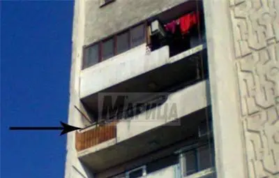 Откриха жена, починала преди година и половина, седнала на дивана си