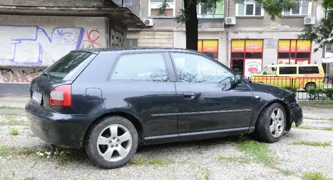 Бясно летящо ауди се вряза в градинката срещу &bdquo;Йордан Йовков&ldquo;