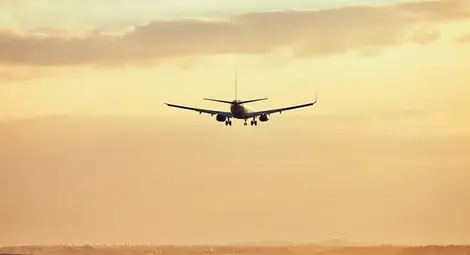 Самоделна ракета прелетя покрай прозореца на пътнически самолет (Видео)