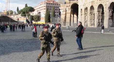 Тежко въоръжени части патрулират в центъра на Рим.