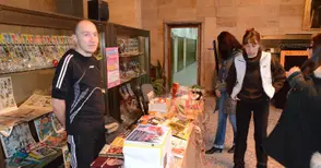 Деца и възрастни помагат на Дамян  с благотворителен базар в библиотеката