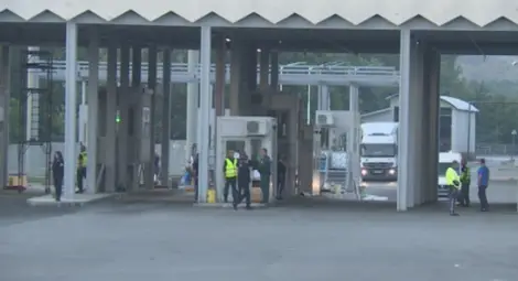 Гранични полицаи задържаха 7 незаконни имигранти, укрити в камион