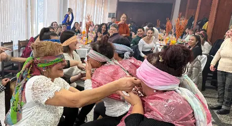 Избраха &bdquo;Мисис Най-весела баба&ldquo; и &bdquo;Най-грижовна снаха&ldquo; на Бабинден в Караманово и Долна Студена