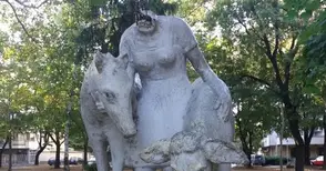 Вандали обезобразиха скулптурата  на малката пастирка в парка