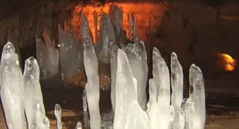 Пропуканата пещерата Леденика е залепена и отворена за посетители