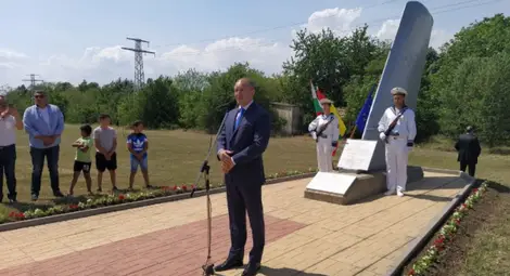 На мемориала „Крилото“ в Генерал Тошево Румен Радев почете паметта на двамата военни пилоти, загинали през 1986 г. На мемориала „Крилото“ в Генерал Тошево Румен Радев почете паметта на двамата военни пилоти, загинали през 1986 г.