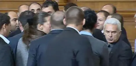 Безредици в Народното събрание - Волен Сидеров скочи на герберка