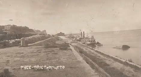 Снимка на русенския кей с колоната от 1922 г.