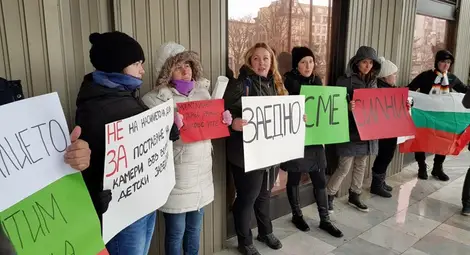 Родители от Варна и Пазарджик на протест срещу агресията и насилието в детските градини