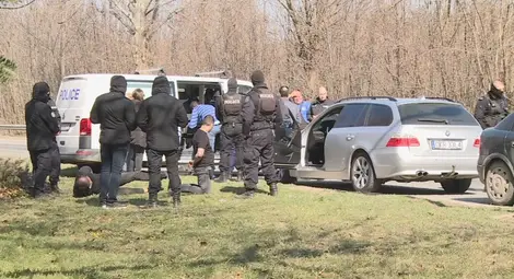 Двама задържани зрелищно в кола с полски номер в акция с дъх на дрога