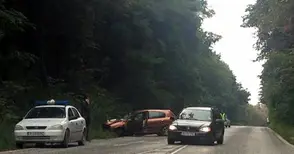 Семейство с тежки травми след катастрофа на мокър път