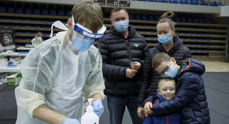 Затварят ресторанти, барове, театри и кина в отделни райони на Дания Затварят ресторанти, барове, театри и кина в отделни райони на Дания