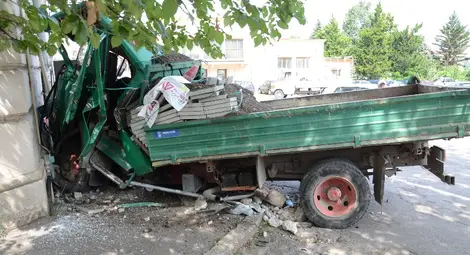 Камион премаза шофьора си и се заби в Транспортна болница