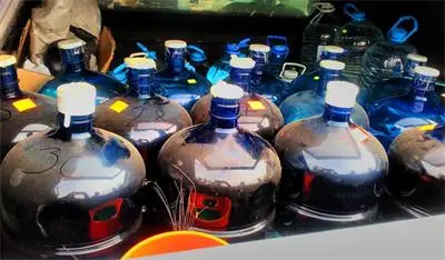 Задържаха половин тон ракия без платен акциз, предлагана в интернет