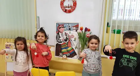 Деца даряват мартенички на онкоболни и лекари в Русе Деца даряват мартенички на онкоболни и лекари в Русе