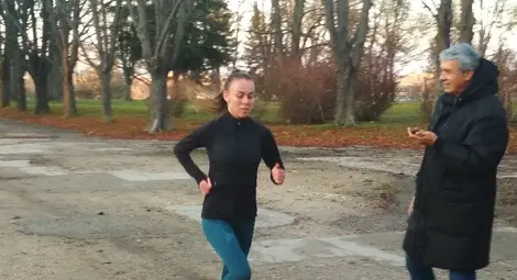 Ива щурмува една от алеите в Парка на младежта под строгия поглед на Игнатов.  Снимка: Георги Христов