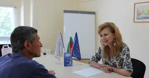 Ангелова раздаде подаръци на 20 абитуриенти в тежко положение