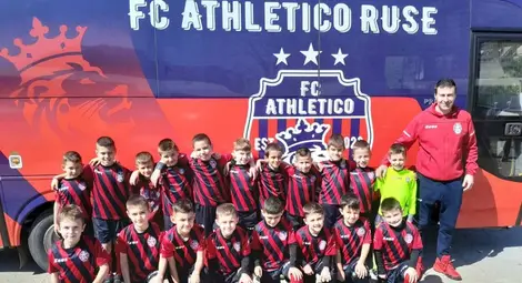 Като цветове екипите на двата клуба са едно към едно, отбелязва сайтът lokomotiv1930.com, чиято е и снимката.