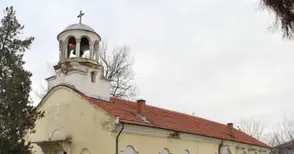 Ремонтират 150-годишна църква  в Две могили с пари от венчавка