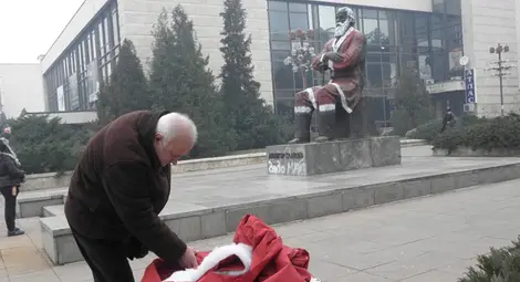 Арестуваха лидер на ДСБ заради паметника на Дядото