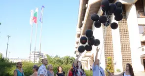 Черни балони като символ на загиналите във войната на пътя полетяха над Русе