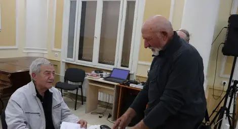 Среща на стари приятели - Руденко Йорданов взема автограф от Стефан Цанев.                               Снимка: РБ &bdquo;Любен Каравелов&ldquo;.