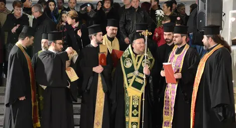 С възрожденски песни и цветя за  героите Русе почете Освобождението