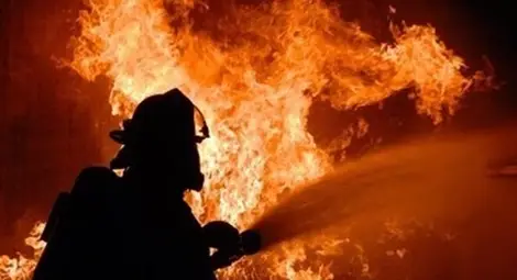 Три екипа гасят голям пожар в месокомбинат в Силистра