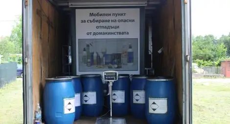 Мобилен пункт събира опасни отпадъци от домакинствата