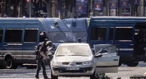 Кола се вряза във войници в Париж, шестима са ранени Кола се вряза във войници в Париж, шестима са ранени