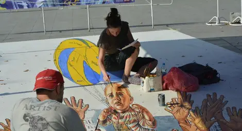 Волейболната топка оживява в 3D рисунки на централния площад Волейболната топка оживява в 3D рисунки на централния площад