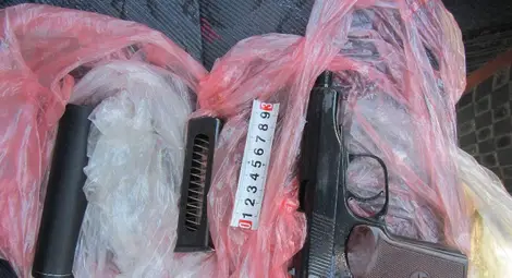 Задържаха петима с арсенал незаконни оръжия