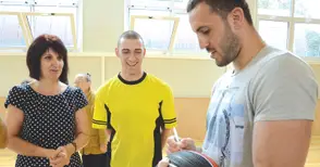 Суперзвездата Филип Виденов откри новата спортна зала в родното си училище