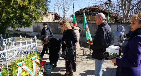 Почетоха с цветя и панихида паметта на Филип Тотю в Две могили /галерия/