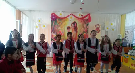 Малчугани в Бисерци пяха и танцуваха за Мама