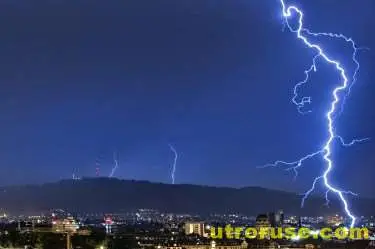 Жълт код в 3 области за гръмотевични бури Жълт код в 3 области за гръмотевични бури