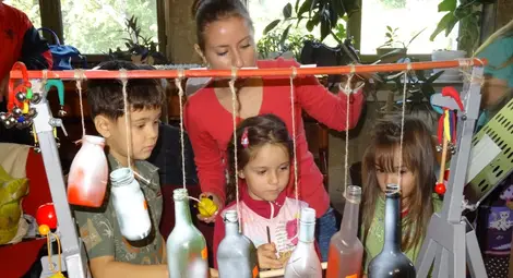 Деца създаваха мелодии от  стъклени бутилки и бурканчета