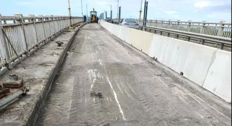 Демонтирани са осветителните стълбове и пешеходния парапет във втория затворен участък на Дунав мост при Русе