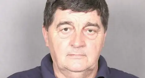 23 години професор помага на бедни студенти с лични пари