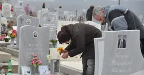 Първата задушница изпълни гробищата