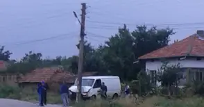 Пиян шофьор налитал на полицаи и медици след челен удар в стълб