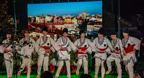 На първата в страната детска картинна галерия се радва русенският детски център