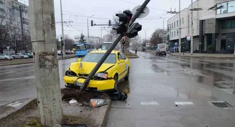 Бъдещо такси пречупи светофар на &bdquo;Липник&ldquo; след хулиганско засичане